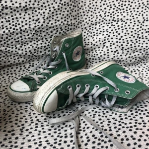 Converse gröna höga - Converse, tror inte dom är äkta. Storlek 5. 38 i svensk storlek. 