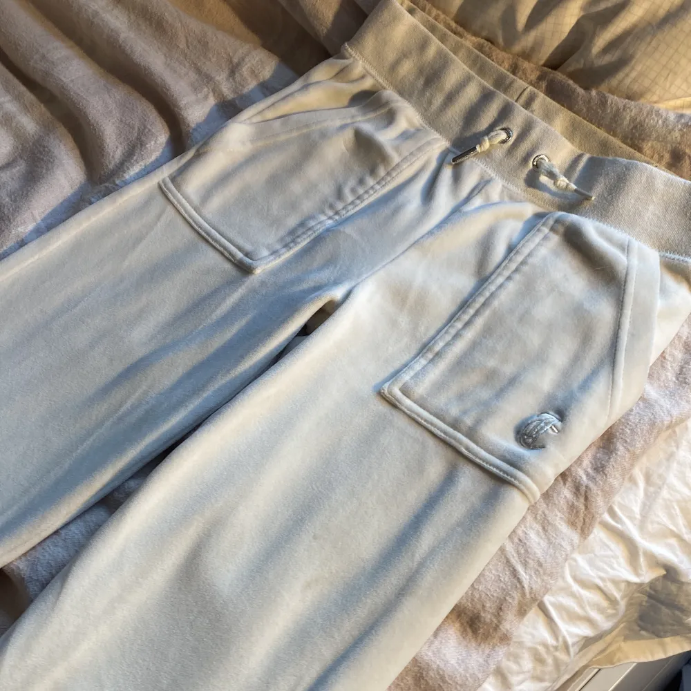 Hej💗 jag säljer dessa fina vita juicy byxor då det inte kommer till användning längre. Det har 2 små fläckar som jag inte ser just nu men kontakta för mer bilder så visar jag !💞 . Jeans & Byxor.