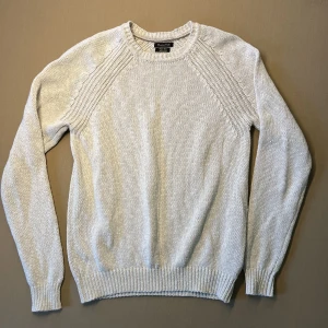 Massimodutti linne tröja - Skön massimodutti tröja i en linne blandning. Riktigt fet sommar tröja. Stickad känsla fast med linne då. Nästan nyskick. Sitter svinbra. Storlek M. Fler frågor kontakta gärna!