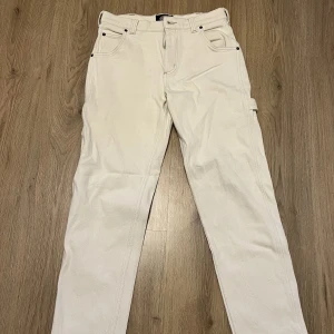 Dickies carpenter jeans  - Säljer ett par Dickies carpenter jeans, inte använda mycket då de var försmå redan när jag köpte dom. W30 L32. Om det finns mer frågor kontakta mig i PM