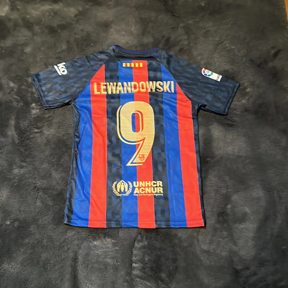 Barca kitt med lewandowski skick 10/10 köpta för ett par dagar sedan.. T-shirts.