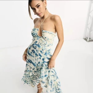 Sommarklänning/balklänning - Superfin klänning som både kan kläs upp till exempelvis bal men också kläs ner och användas i sommar. Helt oanvänd med lappar på, nypris 1029kr. Slutsåld på hemsidan 