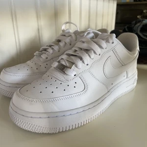 Sneakers  - Säljer mina Nike air, använda 1 gång så i nyskick🫶🏼 storlek 37,5. Nypris 1349kr, säljer för 950kr💕