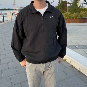 Nike x Stussy windbreaker - Storlek medium. Använd en gång, tvärfet! Nike loggan på framsidan, stussy på baksidan. Pris kan diskuteras vid snabb affär.  Rep