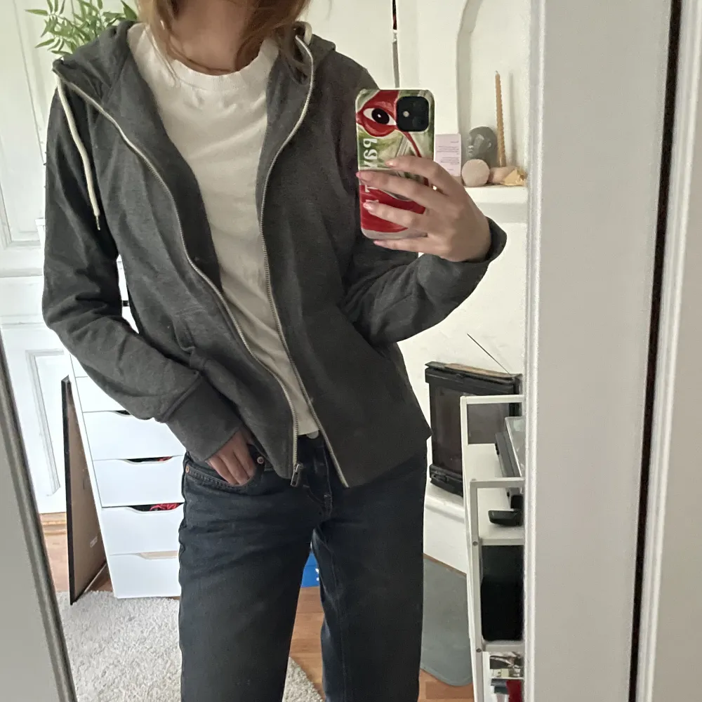 En grå zip up hoodie med luva⚡️ säljer av gamla kläder då jag flyttar till USA om två månader, priset går att diskutera vill bli av med allt😇 3 FÖR 2. Hoodies.