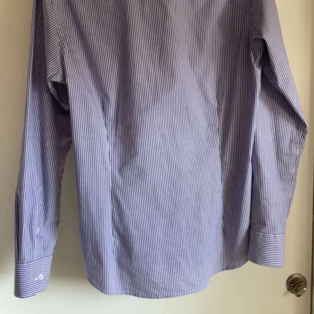 En blå/vit randig skjorta från dressman i stl M. . Skjortor.