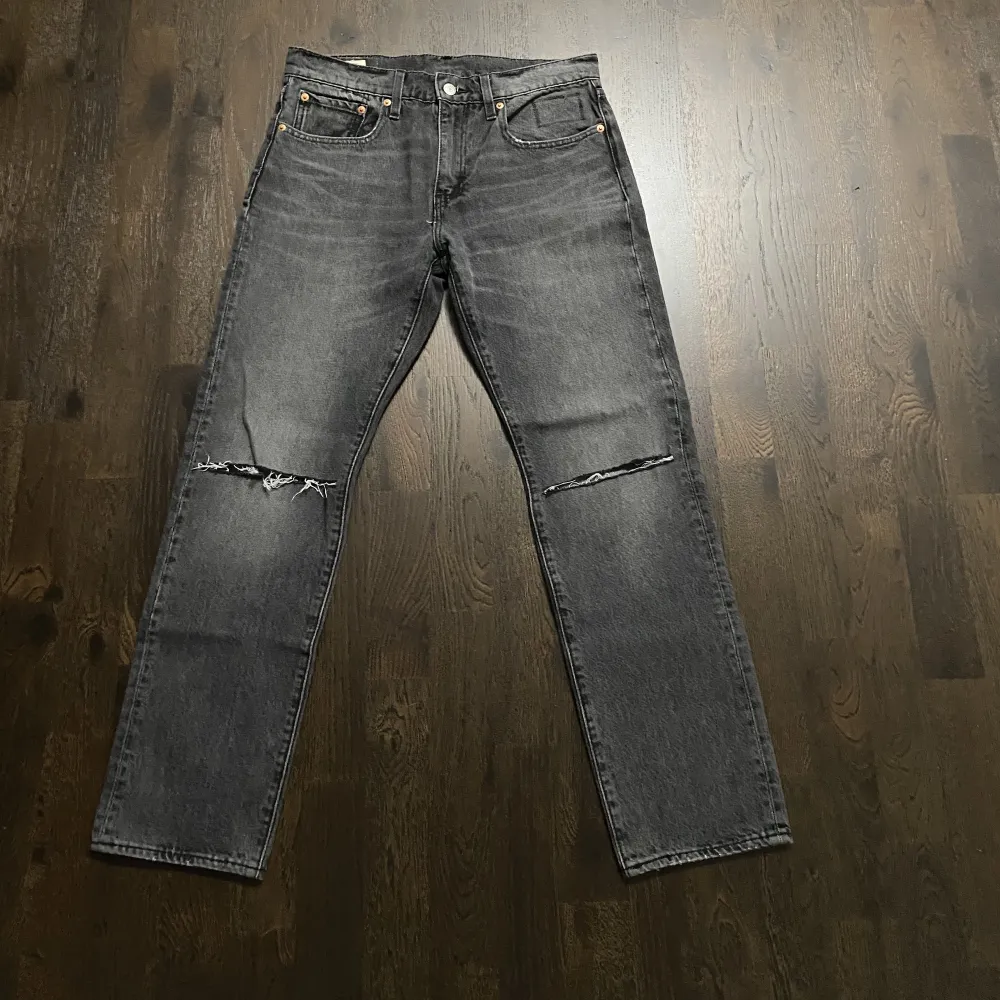 Limited Edition Levi’s premium fresh leavs X Justin Timberlake jeans. Köpta i Levi’s affär för 2000 nåt kr. Säljer då dom inte passar eller är min stil. Som man kan se så har dom hål i sig på knäna. . Jeans & Byxor.