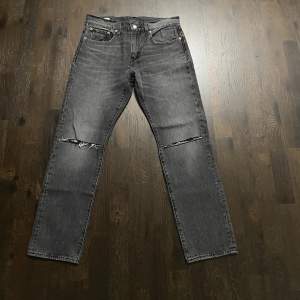 Limited Edition Levi’s premium fresh leavs X Justin Timberlake jeans. Köpta i Levi’s affär för 2000 nåt kr. Säljer då dom inte passar eller är min stil. Som man kan se så har dom hål i sig på knäna. 