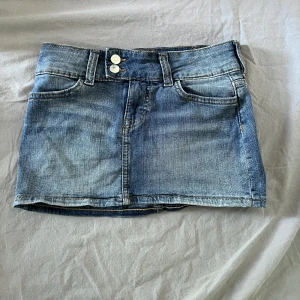 Jeanskjol - Jeanskjol från h&m i storlek 34 vilket motsvarar en n xs! Första bilden ger bäst reflektion av färgen på kjolen 