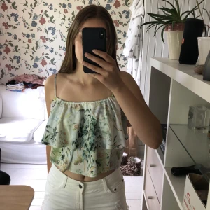 Sommarlinne  - Ett jättefint linne som är perfekt till sommaren! Den är aldrig använd och är från HM i storlek 36 🤍