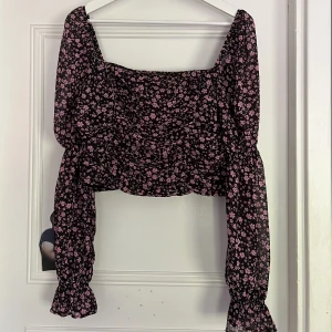 Blommig topp - En super fin blommig sommartorp. Den är endast använd på bilden som infogas men den passade tyvär inte ordentligt 