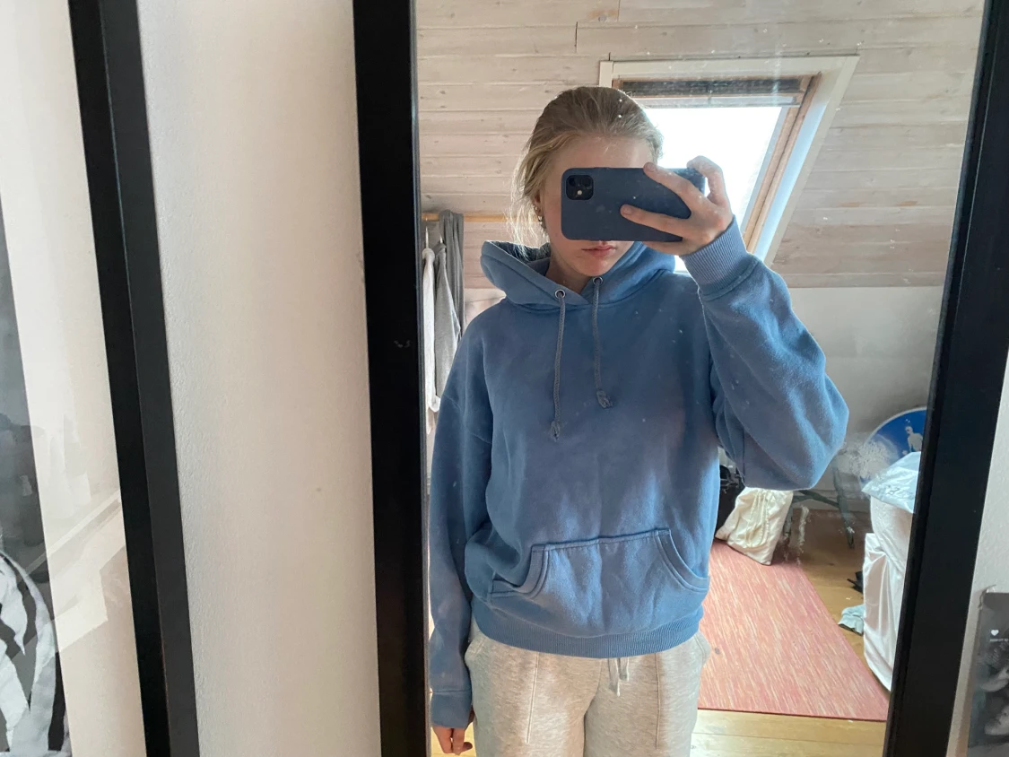 Blå hoodie