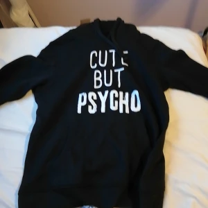 En hoodie  - Hoodie från Amazon. Ändå väldigt bra och tjockt material. 