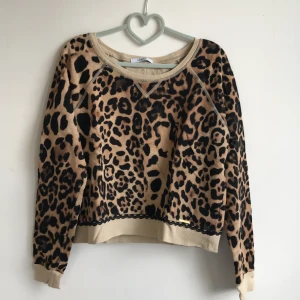 Liu Jo tröja. Suupersöt med guldknappar baktill.  - Liu Jo tröja. Suupersöt med guldknappar baktill. 