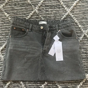 Jeanskjol - Skit snygg jeanskjol från Gina, säljer för den är för stor för mig. Prislapp kvar 😗 tyvär ingen bild på eftersom den är för stor 