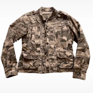 Militär jacka - Supersnygg men tyvär lite för liten för mig😔