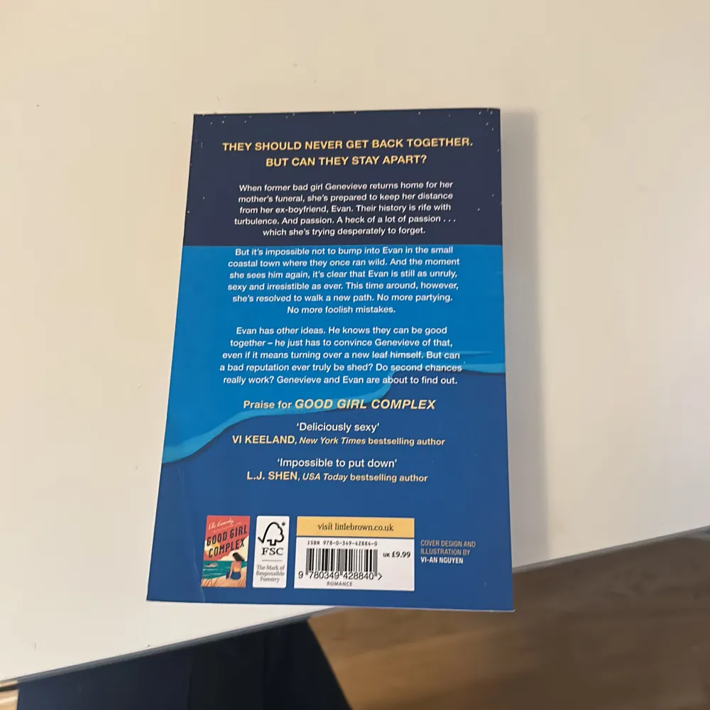 Säljer denna nästintill helt nya bok för endast 70 kr! Har en skada som man kan se på sista bilden.. Böcker.