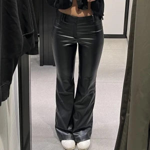 Skinnbyxor - Intressekoll på mina zara skinnbyxor, långa på mig som är 175, midwaist