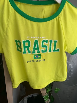 Brasil tröja - Super snygg brazil tröja som är perfekt till sommaren och är trendig just nu! Den är ganska liten i storleken så sitter som s/xs