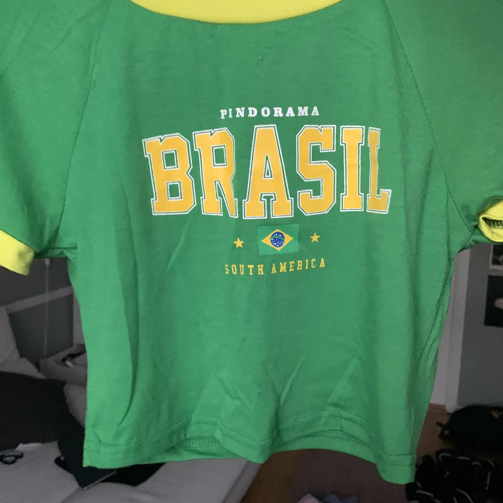Skitsnygg brasiltröja väldigt trendig till sommaren. Står M men passar som s och xs. T-shirts.