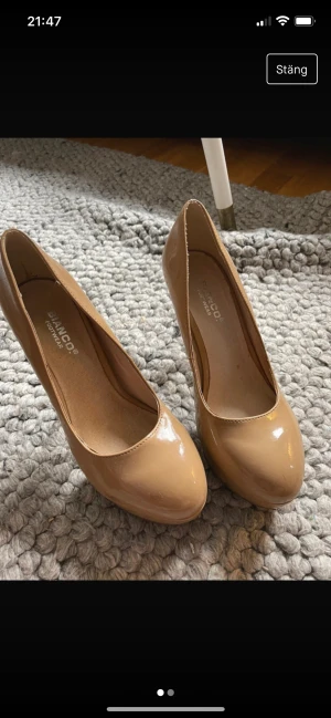 Beiga platåskor  - Bara använda en gång, men de blev lite slitna då. Går kanske bort.