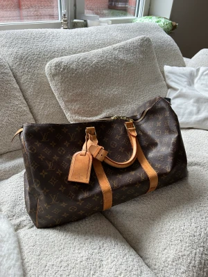 Louis Vuitton Keep All - Säljer min jättefina och älskade keep all som har varit den perfekta reseväskan, köpt på vestaire collective 2022 , fler bilder finns att få skickat ❤️