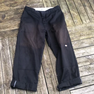 Baggy dickies  - Väl använda snygga dickies brallor lite slitage och sol blekta men annars är de bra kvalitet på dem