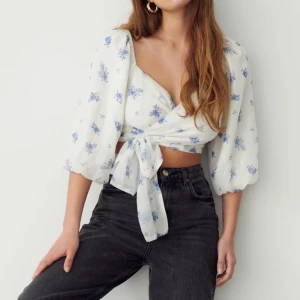 Blus Gina helt ny - Helt ny blus från Gina, superfin men passar tyvärr inte mig. Lappen kvar. Storlek Xs🌸