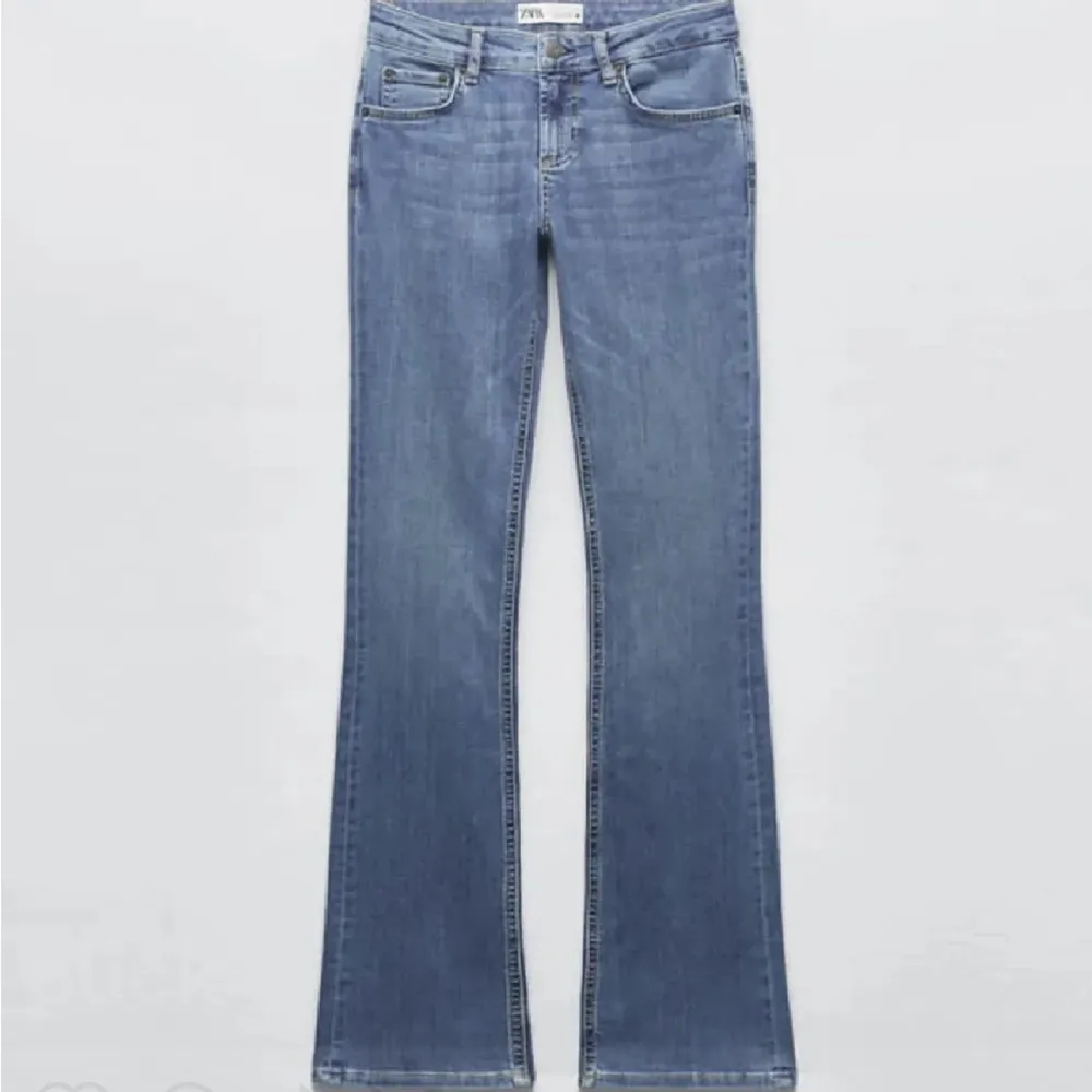 Ett par ljusblå lågmidjade, Zara jeans. Väldigt bra skick. Jeans & Byxor.
