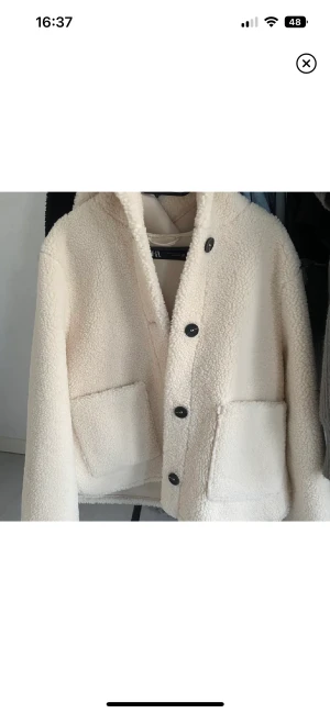 Vit Teddy jacka - Säljer en jätte söt Teddy jacka med luva från zara Nypris 600kr