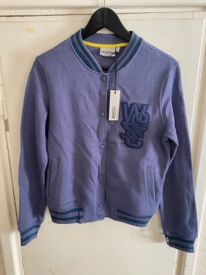 Blå collegejacka - Helt ny Wesc- basebaljacka. Nypris ca 1000kr
