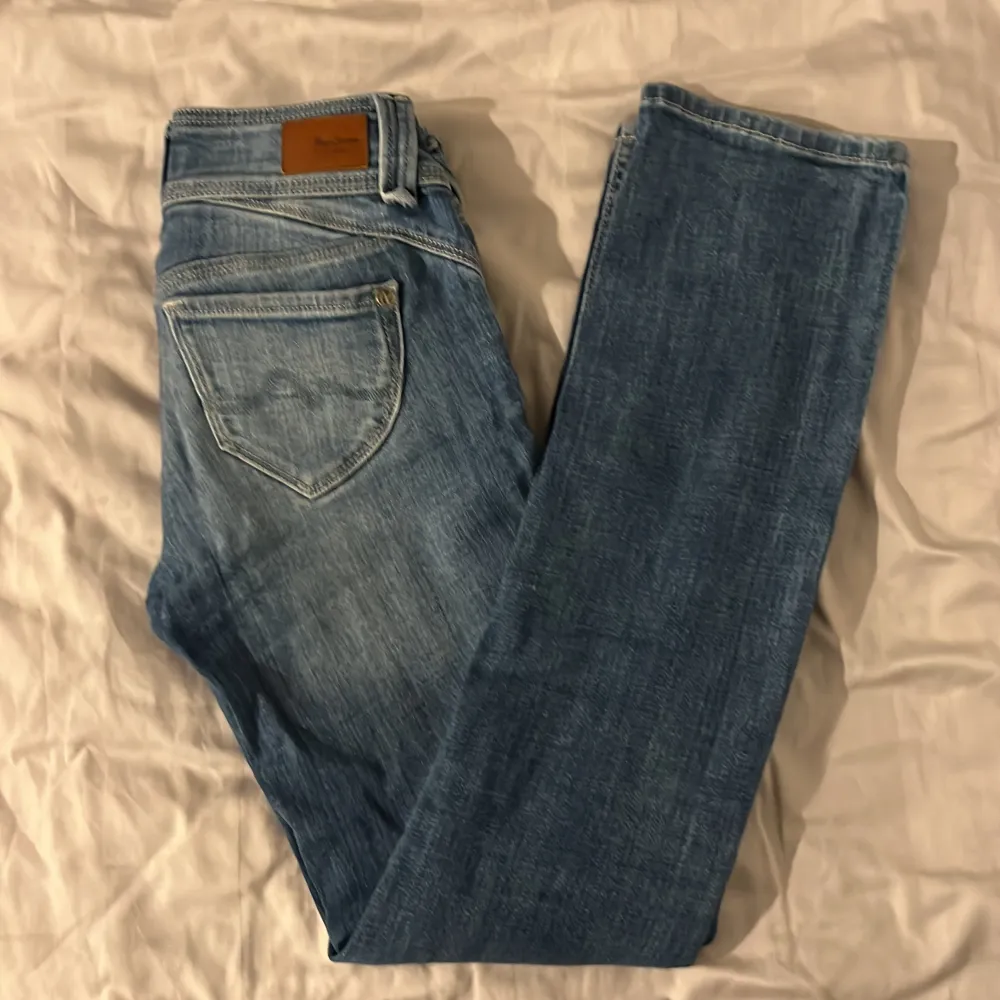 Lågmidjade Pepe jeans i W25 L32, bootcut/straight. Använda men inte slitna, säljer då de blivit för stora💗. Jeans & Byxor.