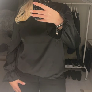 Blus - Säljer superfin blus ifrån nelly i storlek 40🖤bra skick!