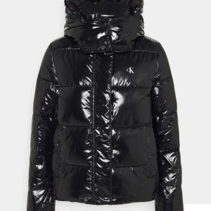 Calvin Klein jacka - Intressekoll min Calvin Klein jacka som jag har haft två vintrar. Det finns inga märken på den. Om man vill ha fler bilder skriv privat så skickar jag 