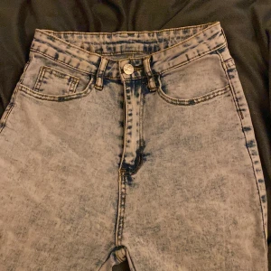 Högmidjade Bootcut jeans - Blåa Bootcut jeans med slit, Använda en gång.