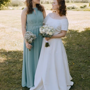 Balklänning  - Säljer min superfina klänning! Kan användas som tärnklänning men funkar lika bra som balklänning eller vid ett annat tillfälle när du vill se extra snygg ut 🥳✊🏼 Endast använd en gång! Skicka dm om du vill ha fler bilder🤩🤩