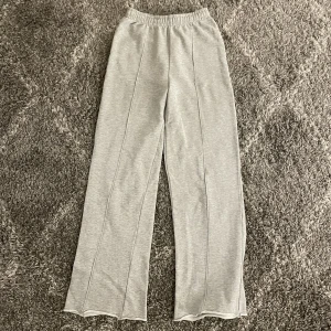 Mjukisbyxor - Snygga mjukisbyxor från bikbok! Går just ovanför fotknölen på mig som är 180🥰