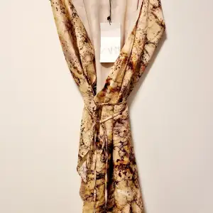 Snygg kort klänning från Zara, oanvänd med prislapp kvar. 
