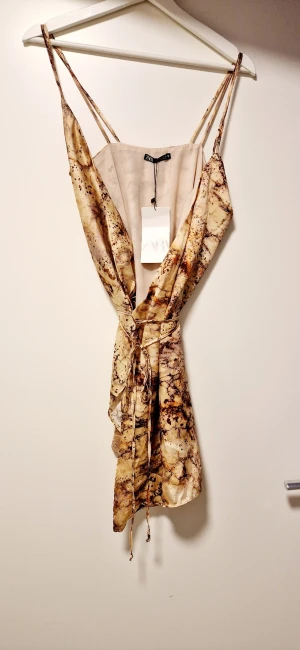 Kort klänning från Zara  - Snygg kort klänning från Zara, oanvänd med prislapp kvar. 