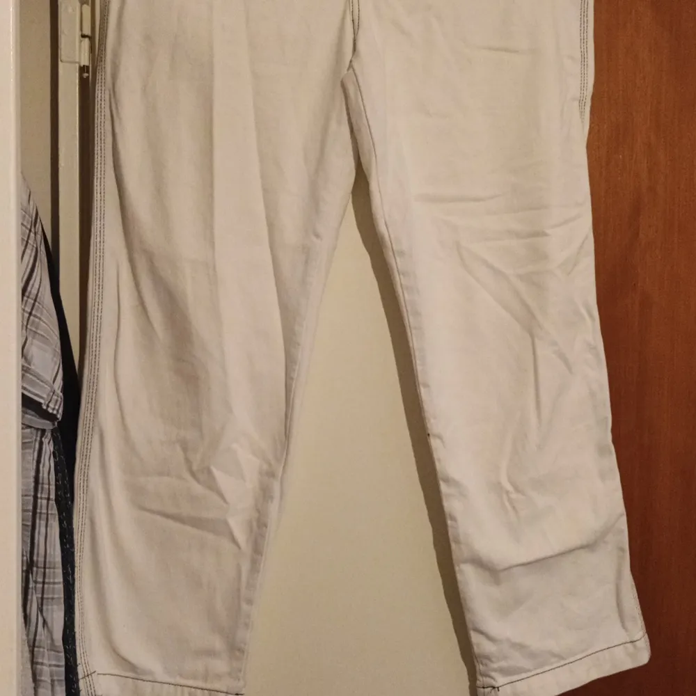 Ett par vita zara byxor jag har använt en gång. Sitter lite baggy på mig och jag är 190. Storlek EUR 40. Jeans & Byxor.