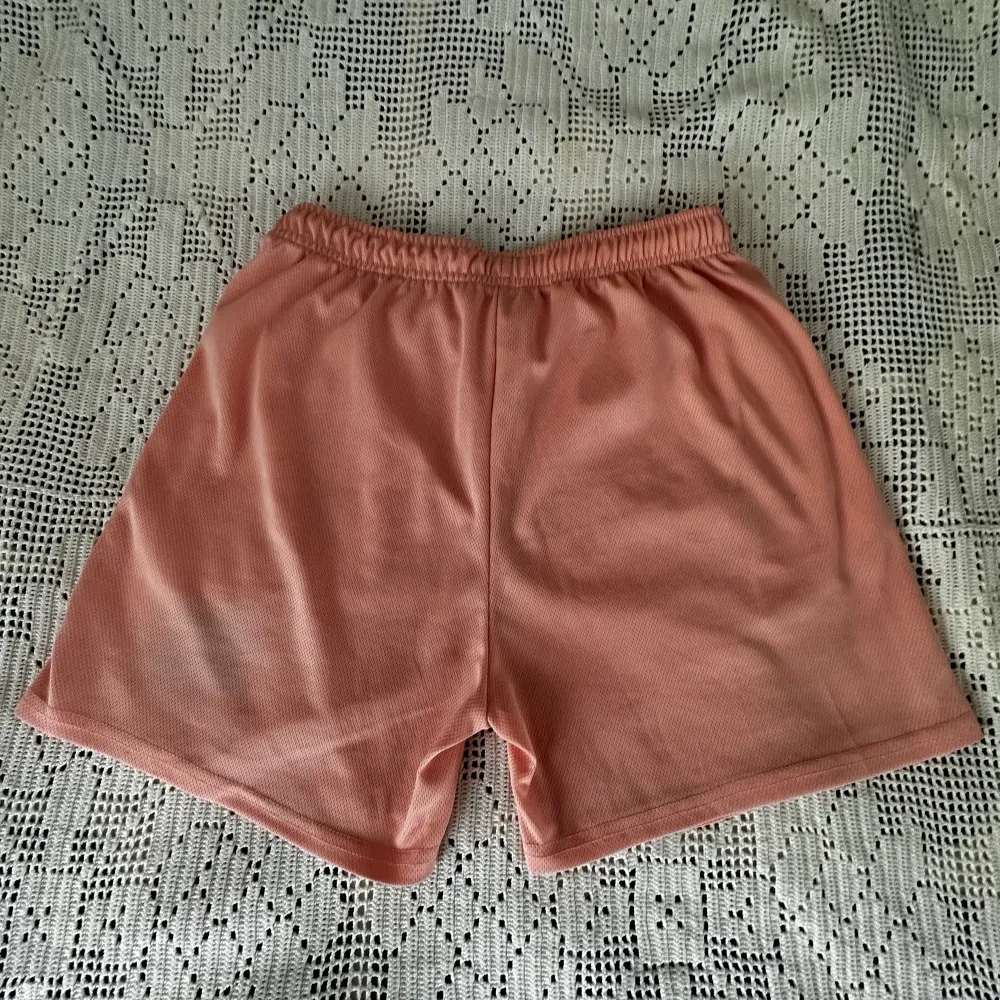 Hej! Säljer vidare dessa EE shorts då de var för små tyvärr, riktigt feta men en storlek små.  Kika i min profil då jag rensar garderoben just nu!⭐️. Shorts.