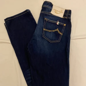 Jacob Cohen jeans - Säljes billigt, först till kvarn, vill bli av med. Skick 9/10. Midja:42cm, innerbenslängd: 83cm. Benöppning: 19cm. 