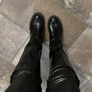 Chunky stövlar  - Ett svarta, relativt glansiga chunky stövlar från h&m