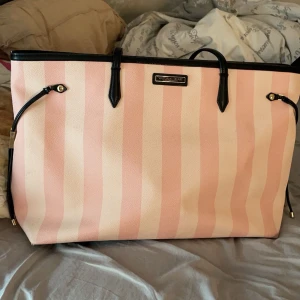 Victoria secret - TAR ENDAST SWISH!! Köpte den sommaren 2022 och använt få tal gånger.  Jag köpte den för 850kr så säljer den för 900kr. Då de ej går att köpa VS i Sverige om du inte vill beställa och betala tull osv.