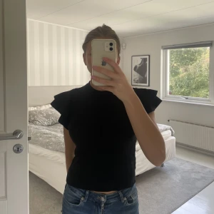 Tröja med volang - T-shirt med volanger på ärmarna, märket är Vintage Dressing men är köpt på Raglady. Storleken är One Size och passar mig som är 163 cm.