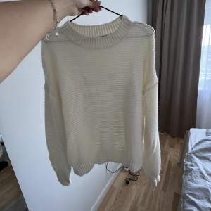 Fin stickad tröja från lager 157 som tyvärr inte kommer till användning längre. Jättefin och passar bra till hösten, hör av er vid frågor!💕