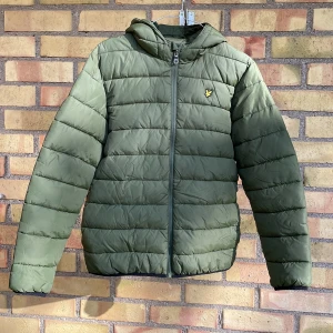 Lyle scott puffer  - Lyle scott puffer i gott skick. Storlek 14/15 år men sitter som XS/S och säljer för att jag har växt ur den. Skriv för fler bilder