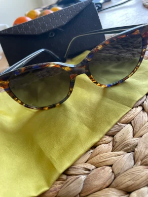 Gucci - Gucci solglasögon modellen är 3751