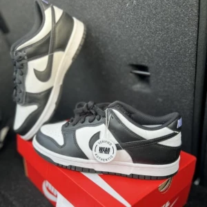 Dunks panda   - Hej, säljer mina panda skor i storlek 38, aldrig använda som ni ser på bilden är etiketten kvar på skorn samt kartong, säljs pågrund av senn retur pris 1200 men pris kan diskuteras vid snabb affär 💕 kan mötas samt fraktas. 