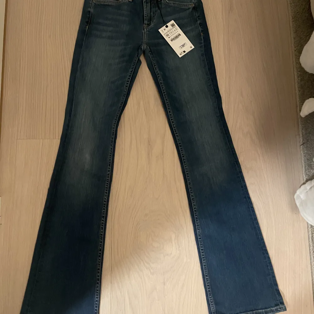 Säljer dessa skit snygga Zara jeansen som är jätte populära🤩säljer den då jag köpte samma färg som jag redan har😫dem är i storlek 32 och passar mig som är 168❤️. Jeans & Byxor.